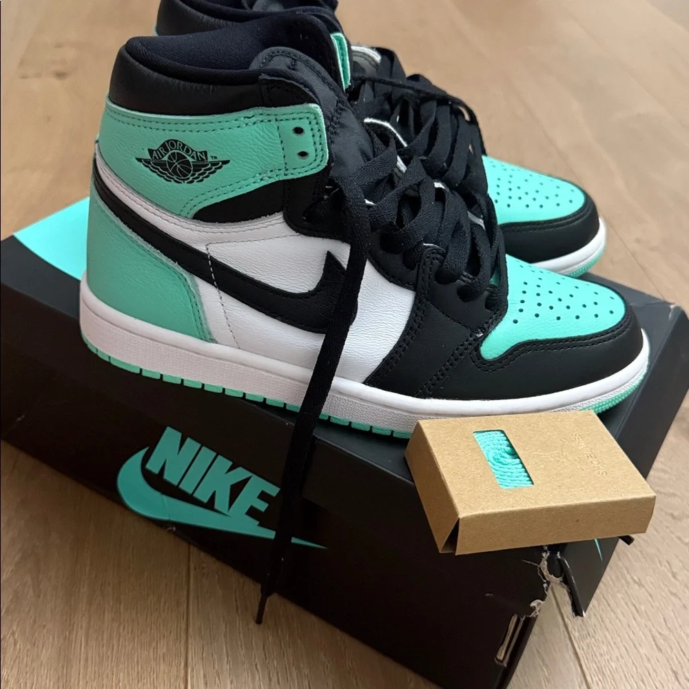 Air Jordan 1 Retro - Picture 2 of 12